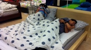 В Китае больше нельзя спать в магазинах IKEA (3 фото)