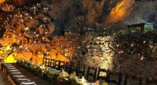 Ресторан, расположенный в древней пещере (9 фото)