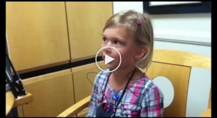 Частично глухая девочка впервые услышала свой голоc