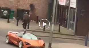 In London, an unknown person trampled on a McLaren supercar worth more than 400 thousand dollars