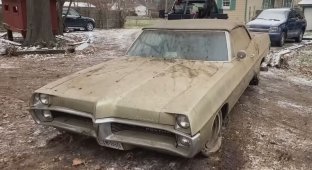 1967 Pontiac Bonneville gets its first car wash in 40 years (8 pics + 1 video)