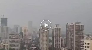 Мощнейший удар молнии в крышу здания в Мумбаи