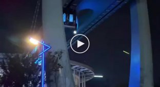 В китайском городе Ухань введена в эксплуатацию первая в стране линия подвесного поезда на магнитной подушке