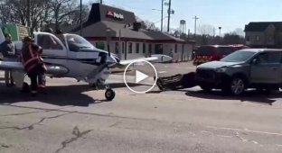 In the US, a plane hit cars during an emergency landing on the road