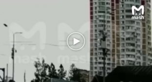 Момент попадания беспилотника по жилому дому на улице Атласова в Москве