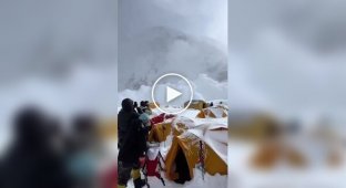 Альпинисты сняли сход лавины на Эвересте