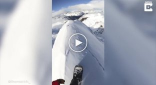Отважный сноубордист промчался по узкому хребту