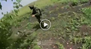 Раненый русский солдат пытается сдаться с гранатой, намереваясь взорвать пленных