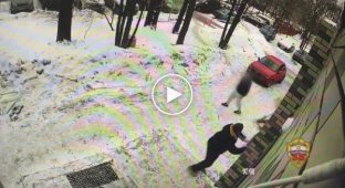 In Moscow, a guy beat two passers-by with a shovel