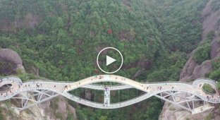 В Китае открылся «изгибающийся» стеклянный мост