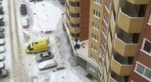 Тюменец выпал с 10-го этажа и отсудил у застройщика более полумиллиона рублей (2 фото)