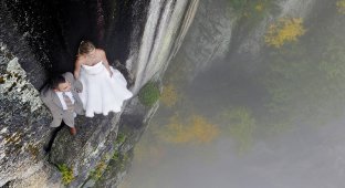 Экстремальная свадебная фотосессия на небольшом уступе скалы на высоте 100 метров (20 фото)