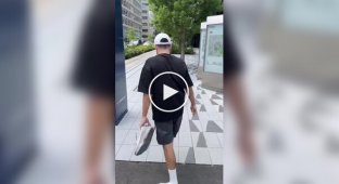 A blogger walked around Tokyo in white socks