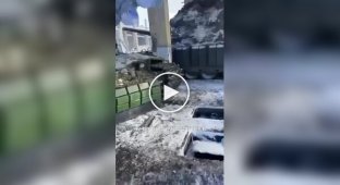 Occupier films the attack and the hit from around the corner Ukrainian drone into Russian tank