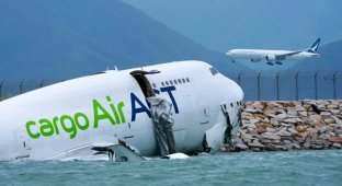 В Гонконге самолет столкнулся с автомобилем и выкатился в море (2 фото + 1 видео)