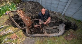 Британец откопал на заднем дворе 65-летний Ford, похороненный под землей (5 фото)