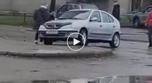 Коварный автозапуск: в Белоруссии автомобиль без водителя катался по кругу (мат)