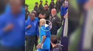 A fan stole a ring from Neymar's hand during a greeting