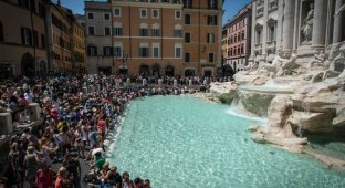 Tourists from all over the world threw coins worth one and a half million euros into the Trevi Fountain in a year (2 photos)