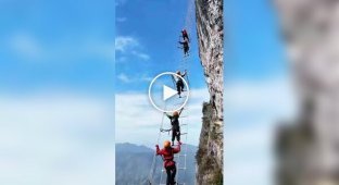 Аттракцион для смелых в Китае