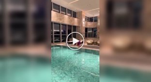 Спортсмен проплыл бассейн, не нарушая водной глади