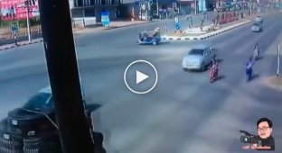 Индонезийский водитель на большой скорости сбил хруста