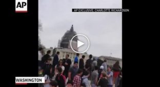 Почтальон на гирокоплане приземлился у здания Капитолия в Вашингтоне