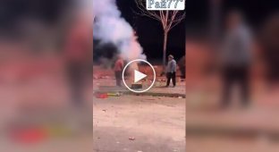Китаянки не поделили коробку с фейерверками