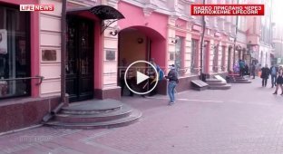 В Москве активисты в масках сорвали флаг с Культурного центра Украины