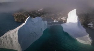 Гигантский айсберг приплыл к деревне в Гренландии (4 фото + 1 видео)