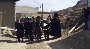 Старейшины одного из дагестанских селений идут на выборы