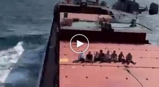 Сили ВМФ Росії з вертольотом Ка-29 незаконно доглядають суховантажне судно SUKRU OKAN під прапором Палау