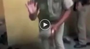 В Индии танцуют все даже офицеры-тюремщики