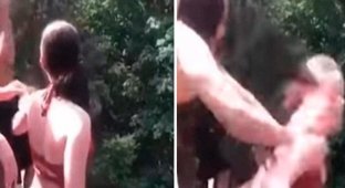 Девушка жестоко подшутила над подругой и столкнула ее с моста (8 фото + 1 видео)