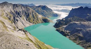 В швейцарских Альпах заработала огромная «водяная батарея» (4 фото + 1 видео)