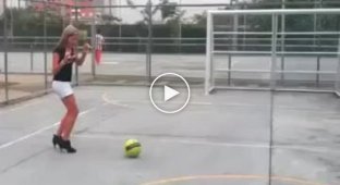 Футболистка играет с мячем на каблуках