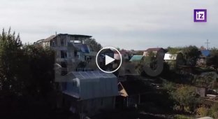 Житель Башкирии построил пятиэтажный «шалаш» из старых окон