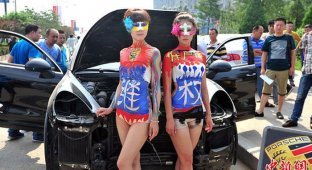 Китайский метод: борьба с автодилером при помощи оголенных дам (3 фото)