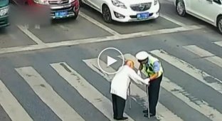 Китайский полицейский перенес пенсионера через дорогу