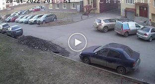 В Петрозаводске пацан на самокате влетел в автомобиль и отделался ушибами