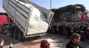 Турецким детям, которые 14 лет не видели снега, выгрузили его из самосвалов