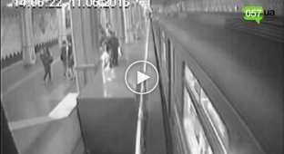 Женщина с двумя детьми бросилась под поезд в харьковском метро