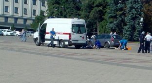 В центре Белгорода мужчина выгрузил труп и попытался застрелиться (3 фото)