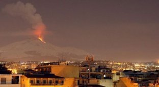 Вулкан Этна - первое извержение в 2012 (14 фото)