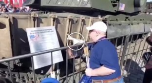 Показываем кулачки американской боевой машине и снимаем на трофейный айфон