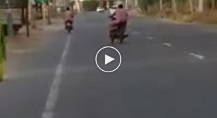 Индийский мотоциклист-самоубийца