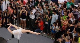 Дівчата з жердиною на похороні: чому в Китаї прийнято прощатися з померлими, замовляючи "танцюючих дівчаток" (4 фото)