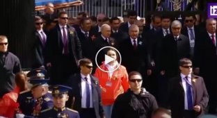 Путин и стадо гостей испугались хлопка, который прозвучал во время парада