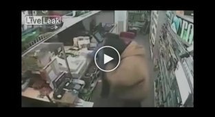 Девушка-продавец дала отпор вооруженному грабителю