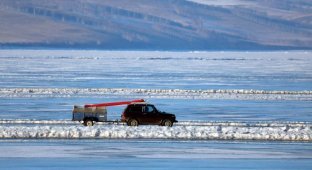 Замерзшая автострада: британцев поразили ледовые переправы в Сибири (11 фото)